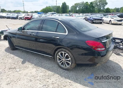 2016 Mercedes-Benz C-Class 4Matic z USA, uszkodzony, nr VIN 55SWF4KB2GU136638